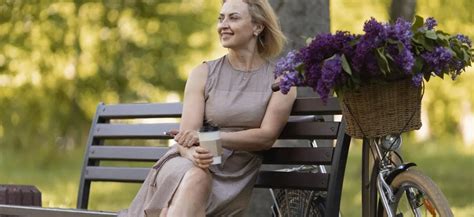 žena na prechádzke v parku