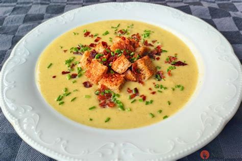 Ilustrácia dojčiacej matky s miskou polievky