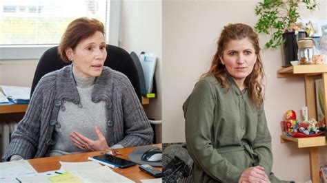 Sociálna pracovníčka rozprávajúca sa s mladou ženou