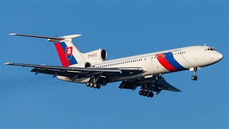 Symbolická fotografia cesty alebo lietadla s detskou stopou