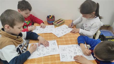 dieťa kreslí emócie