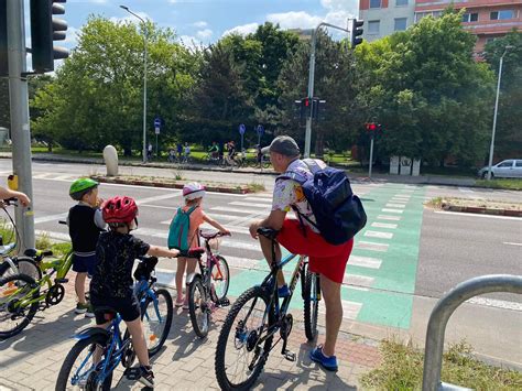 Deti jazdiace na bicykli a kolobežke