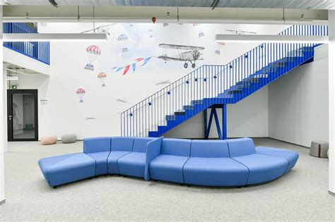 Interiér modernej škôlky s hračkami a kresbami detí