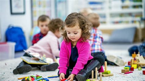 Deti hrajúce sa s edukačnými hračkami v jasliach