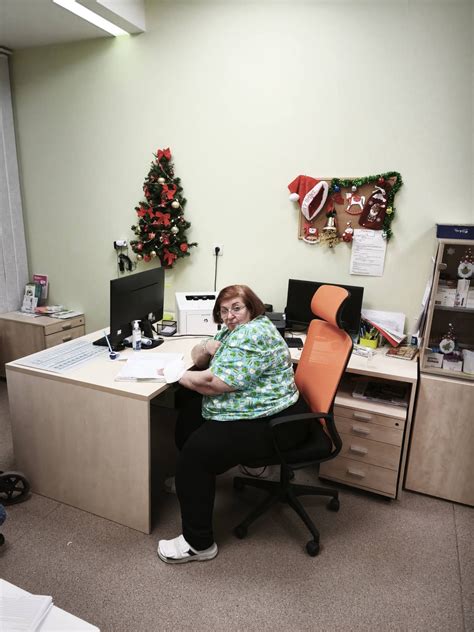 Ilustrácia rodiča starajúceho sa o dieťa s horúčkou