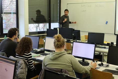 Ilustrácia študenta pracujúceho na brigáde