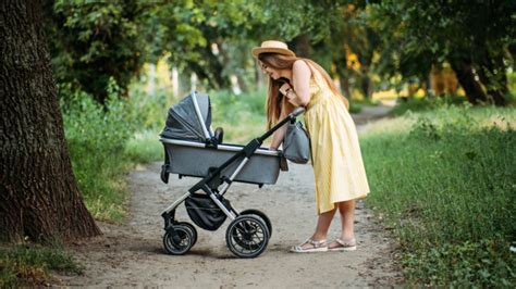 Rodičia s dieťaťom v kočíku počas zimnej prechádzky