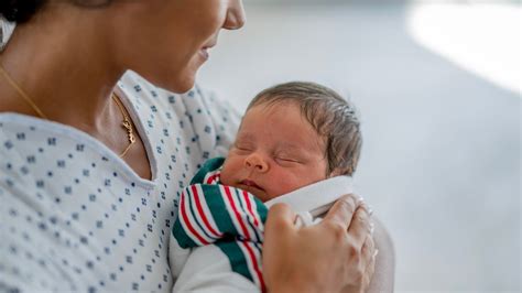 Prvé objatie matky a novorodenca po pôrode