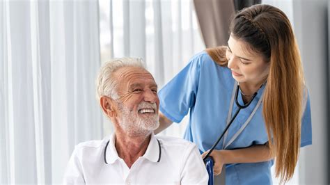 lekár vyšetrujúci ženu