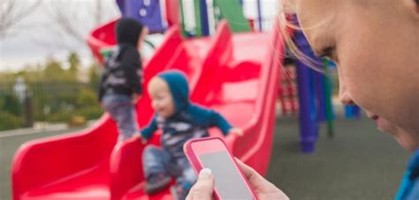 Dieťa sa hrá na podložke