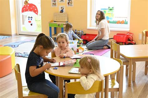 Ilustračná fotografia študentov pracujúcich počas leta