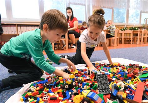 Deti hrajúce sa s kočíkmi pre bábiky