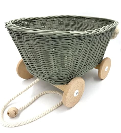 Ručne pletený prútený vozík
