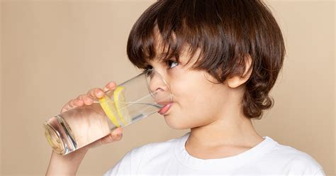 Dieťa pije z fľaše