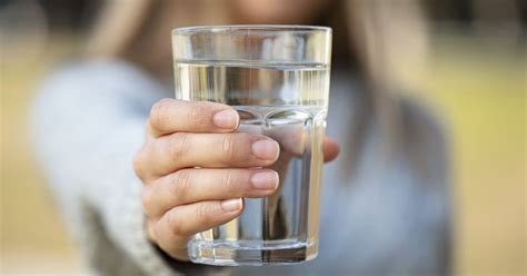 Infografika tipov na učenie dieťaťa piť z fľaše