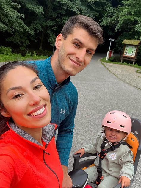 Ilustrácia páru, ktorý sa raduje z dieťaťa po úspešnom umelom oplodnení.