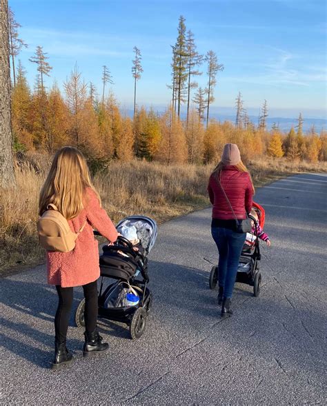 Rodina s ľahkým skladacím kočíkom na cestách