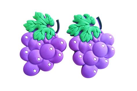 Obrázok dieťaťa, ktoré papá hrozno bezpečne nakrájané