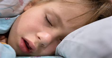 Ilustrácia dieťaťa spletiaceho s otvorenými ústami