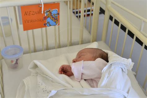 Ilustračná fotografia otca s novorodencom