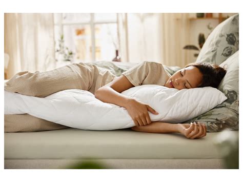 Obrázok zobrazujúci správnu polohu na spanie v tehotenstve na ľavom boku s vankúšom medzi kolenami