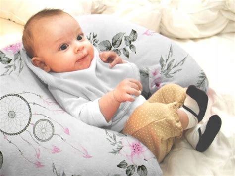 Ilustrácia nočnej košieľky na dojčenie