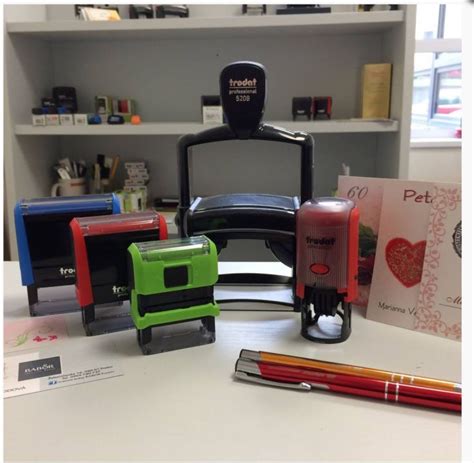 Ilustrácia zákona a pečiatky ÚPSVaR