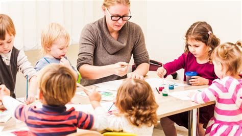 deti cvičia s učiteľkou