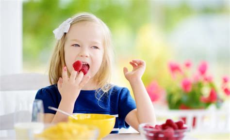 Dieťa sa učí jesť samostatne