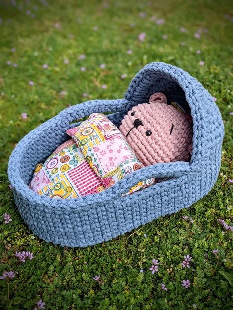 Ilustrácia rôznych spôsobov využitia zavinovačky: v postieľke, v autosedačke, pri kŕmení