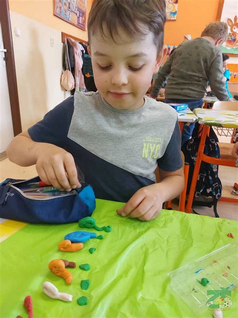 Dieťa modeluje z plastelíny