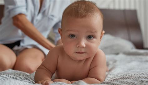 Dieťa v polohe na brušku posilňuje krčné svaly