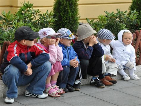 Dieťa objímané rodičmi