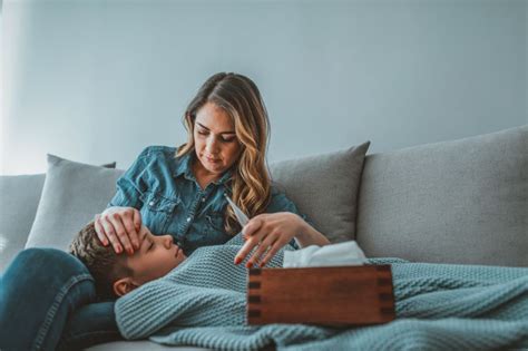 Ilustrácia ukazujúca ako skontrolovať teplotu dieťaťa pod dekou