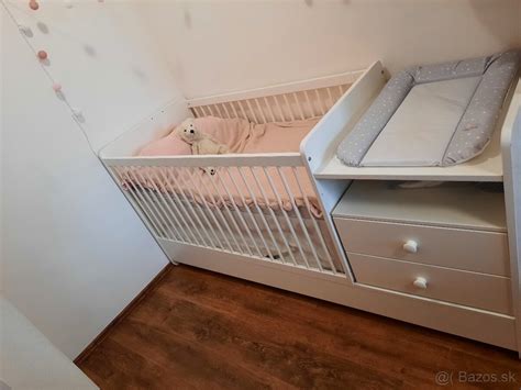 Infografika porovnávajúca klasickú postieľku s komodou a multifunkčnú postieľku s prebaľovacím pultom