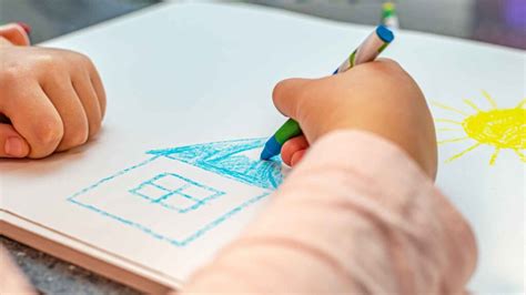 Dieťa kreslí ceruzkou