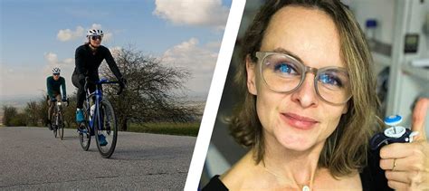 Dominika Fričová hrá na gitare
