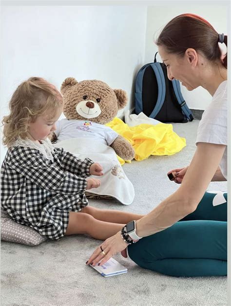 Ilustrácia rodičov nakupujúcich s deťmi