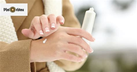 Detailne zobrazenie popraskanej a suchej pokožky na rukách