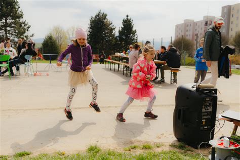 Deti s rôznymi potrebami sa spoločne hrajú