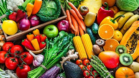 Ilustračná fotografia zdravých potravín ako ovocie, zelenina, orechy a ryby.