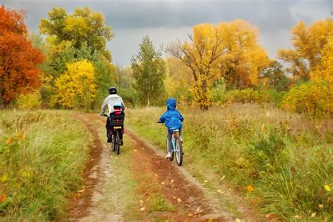 Rodina na bicykloch v prírode