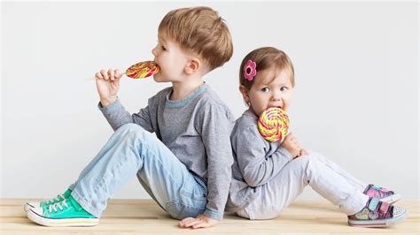 dve deti rozprávajúce sa s dospelým