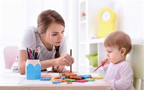 rodič rozprávajúci sa s dieťaťom