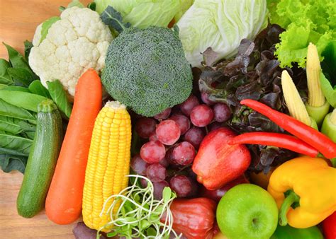 Ilustrácia ovocia a zeleniny bohatej na vitamíny