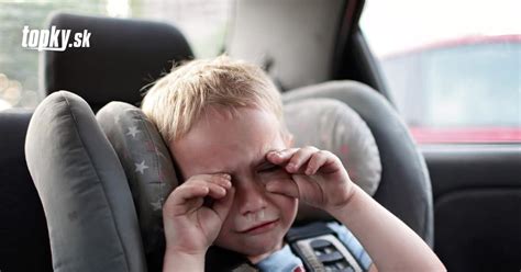 Ilustrácia srdcervúceho pohľadu na dieťa v aute