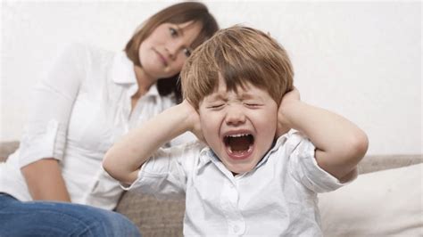 Dieťa sa hádže o zem v období vzdoru