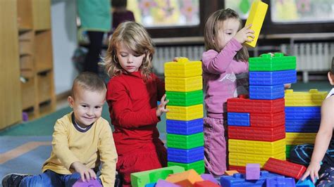 Deti sa hrajú v škôlke