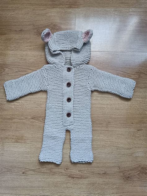 ukážka hotových pletených dupačiek pre novorodenca