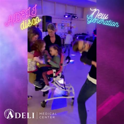 rodičia s dieťaťom v náručí